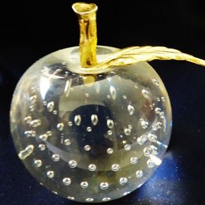 WT ART CLEAR GLASS APPLE CONTROLLED BUBBLES BRASS STEM & LEAF PAPERWEIGHT FIGURE